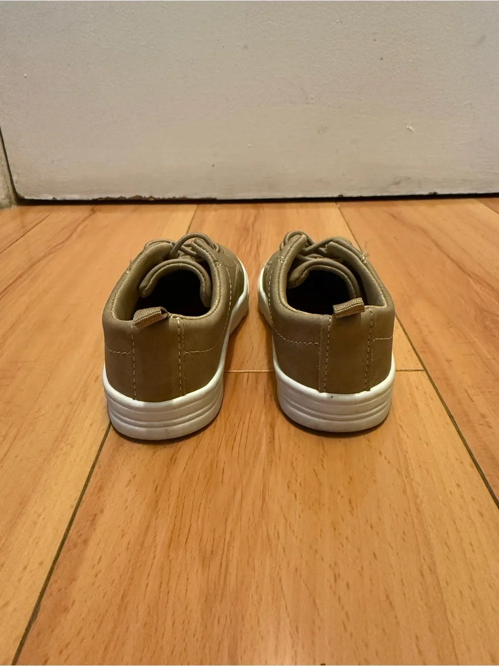 OshKosh B'gosh Toddler Boys Casual Sneakers in Brown with White Soles in Size 6